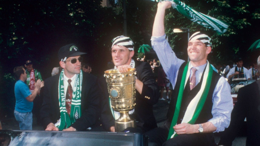 Die Borussia-Spieler (von links) Christian Hochstätter, Michael Klinkert und Uwe Kamps im Cabriolet mit DFB-Pokal am 25. Juni 1995 in Mönchengladbach.