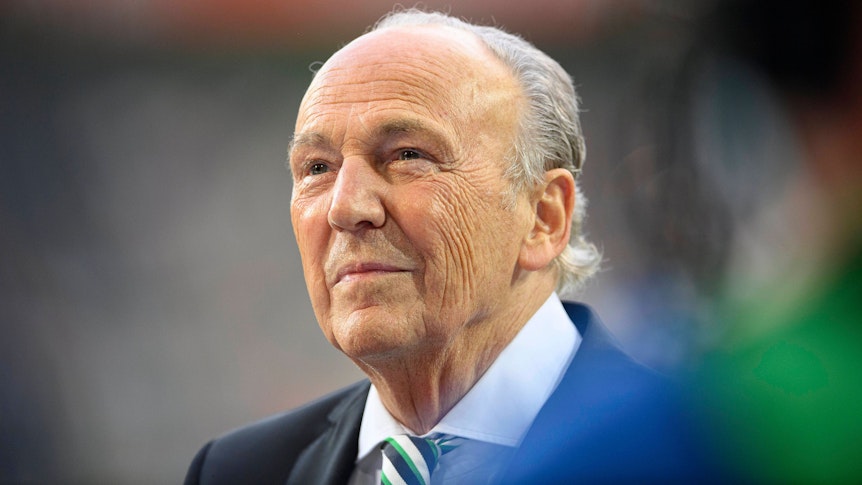 Rolf Königs ist ein erfolgreicher Unternehmer und Präsident von Borussia Mönchengladbach. Auf diesem Foto ist Königs am 13. August 2021 im Borussia-Park zu sehen. Königs lächelt.