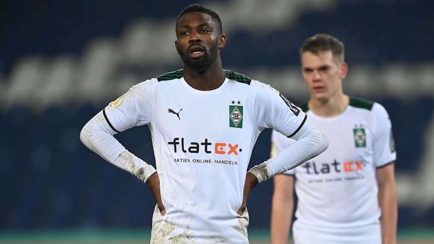 Marcus Thuram und Matthias Ginter von Borussia Mönchengladbach beim Aus im DFB-Pokal bei Hannover 96. Thuram hat die Arme in die Hüften gestemmt.
