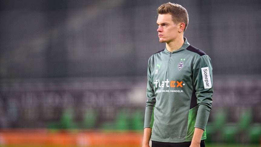 Verteidiger Matthias Ginter steht noch bis 30. Juni 2022 bei Fußball-Bundesligist Borussia Mönchengladbach unter Vertrag. Auf diesem Foto ist der Nationalspieler am 15. Januar im Borussia-Park zu sehen. Ginter blickt nachdenklich auf das Spielfeld.