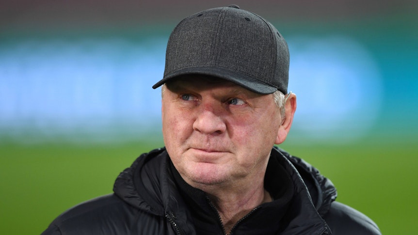 Ex-Gladbach-Star und TV-Experte Stefan Effenberg. Auf diesem Foto ist der ehemalige Nationalspieler am 18. Januar 2022 im Kölner Stadion zu sehen. Effenberg trägt eine Kappe.