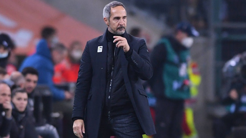 Trainer Adi Hütter von Borussia Mönchengladbach, hier zu sehen am 15. Dezember 2021 im Borussia-Park während des Duells mit seinem Ex-Klub Eintracht Frankfurt. Hütter blickt angespannt auf das Spielfeld.