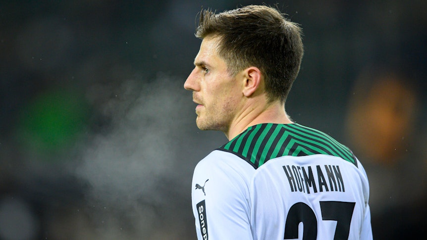 Nationalspieler Jonas Hofmann, hier zu sehen am 5. Dezember 2021 im Borussia-Park, steht vor seinem Comeback bei Borussia Mönchengladbach. Hofmann blickt auf das Spielgeschehen.