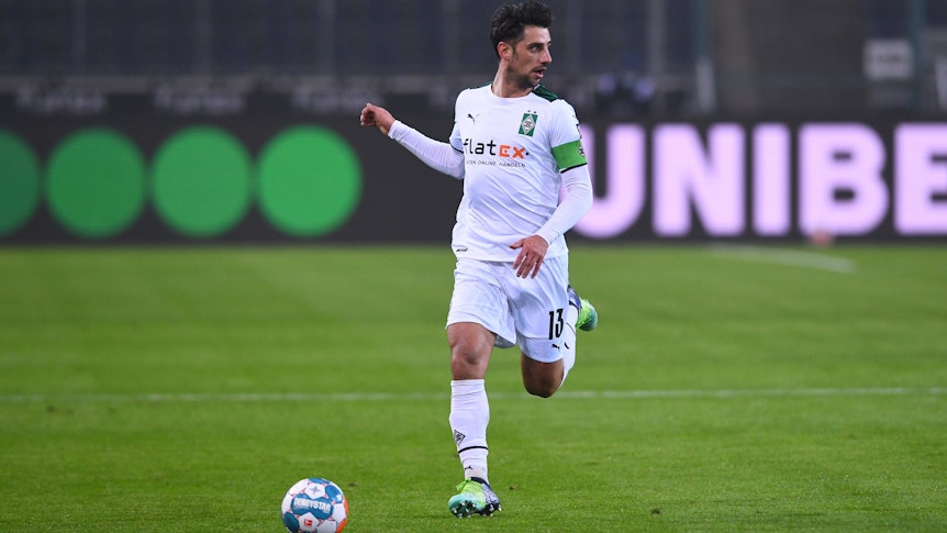 Kapitän Lars Stindl von Borussia Mönchengladbach. Auf diesem Bild ist der Offensivspieler am 15. Januar 2022 im Borussia-Park zu sehen. Stindl schaut sich um.
