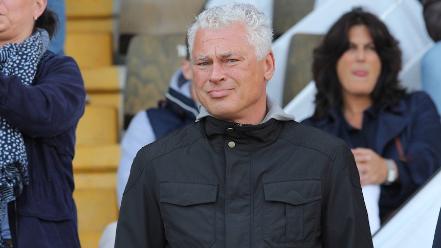 Toni Polster, ehemaliger Stürmer von Borussia Mönchengladbach. Auf diesem Foto ist der Österreicher am 14. Mai 2016 in Darmstadt zu sehen. Polster steht auf der Tribüne und blickt auf das Spielfeld.