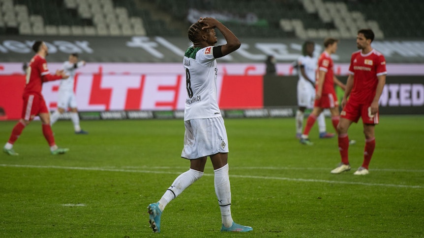 Mönchengladbachs Denis Zakaria ärgert sich nach einer vergebenen Torgelegenheit gegen Union Berlin am 22. Januar 2022 im Borussia-Park.