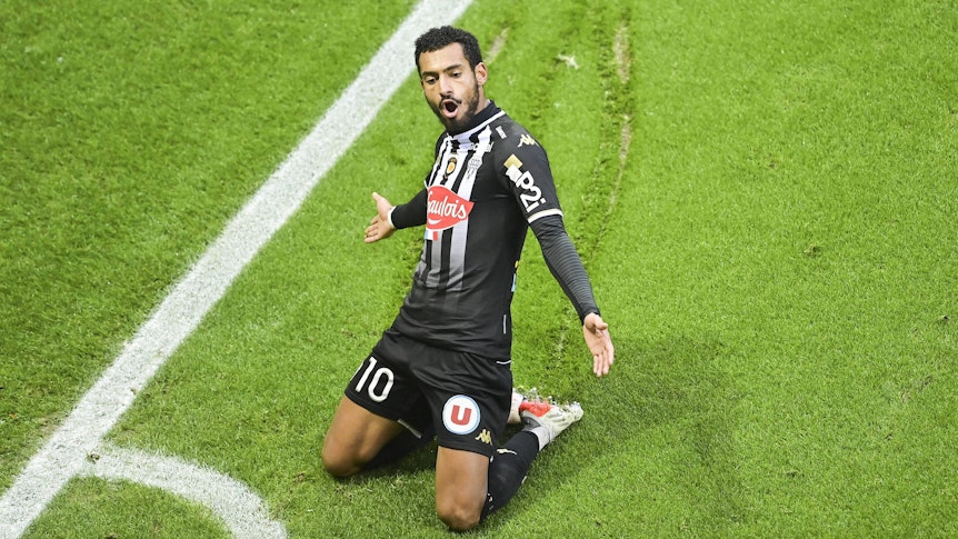 Angelo Fulgini von SCO Angers am 5. Dezember 2021 im Spiel gegen Reims. Fulgini jubelt über ein Tor und rutscht auf den Knien in Richtung Eckfahne.