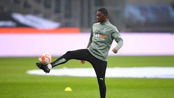 Mamadou Doucouré stand am Samstag (22. Januar 2022) überraschend im Kader von Borussia Mönchengladbach für das Spiel gegen Union Berlin. Das Foto zeigt ihn beim warm machen vor dem Spiel im Borussia-Park.