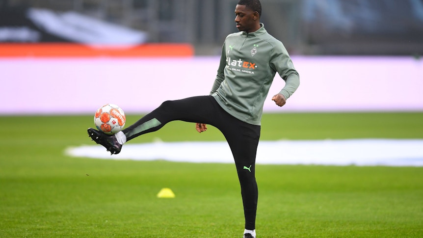 Mamadou Doucouré stand am Samstag (22. Januar 2022) überraschend im Kader von Borussia Mönchengladbach für das Spiel gegen Union Berlin. Das Foto zeigt ihn beim warm machen vor dem Spiel im Borussia-Park.