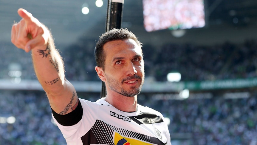 Martin Stranzl, ehemaliger Kapitän und Abwehrchef von Fußball-Bundesligist Borussia Mönchengladbach, zeigt am 7. Mai 2016 im Borussia-Park Richtung Fohlen-Fans.