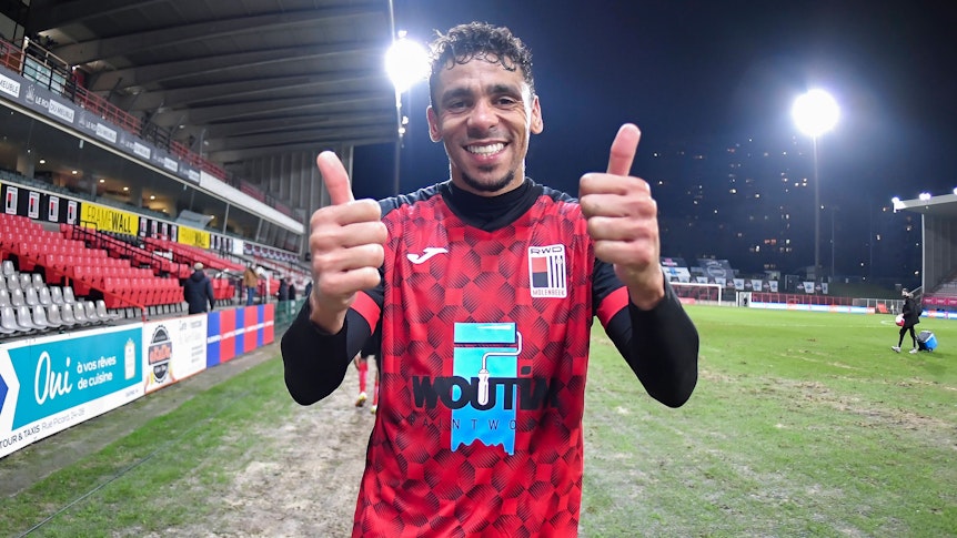 Igor de Camargo, ehemaliger Stürmer von Borussia Mönchengladbach, hat einen neuen Verein gefunden und steht nun bei RWD Molenbeek unter Vertrag. Auf diesem Foto ist der 38-Jährige am 21. Januar 2022 in Brüssel zu sehen. De Camargo macht mit beiden Händen die „Daumen hoch“-Geste.