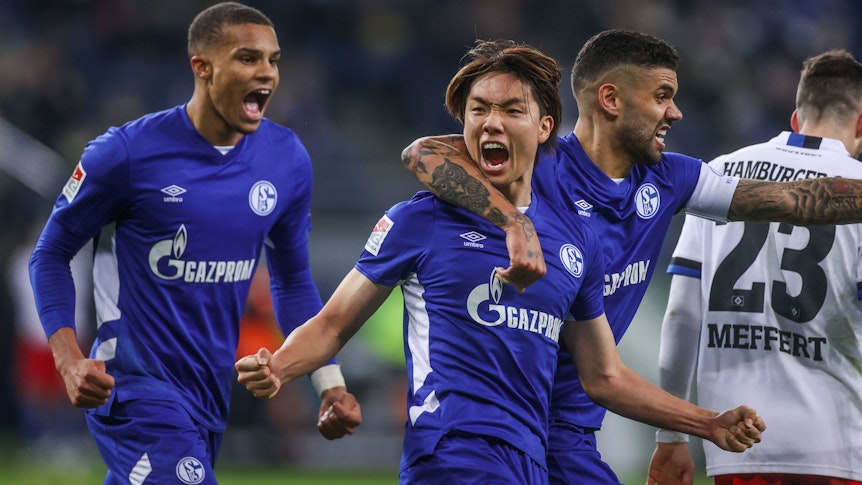Ko Itakura (M.) jubelt im Trikot des FC Schalke am 18. Dezember 2021 über einen Treffer im Zweitliga-Duell gegen den Hamburger SV. Itakura schreit seine Freude heraus.