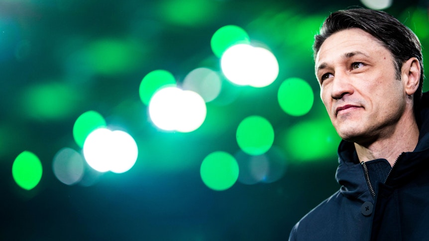 Trainer Nico Kovac ist auf Jobsuche. Auf diesem Foto ist der Fußballlehrer am 2. März 2019 als Coach von Bayern München während des Bundesliga-Duells bei Borussia Mönchengladbach im Borussia-Park zu sehen. Im Hintergrund sind grüne Lichter zu sehen.