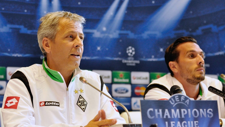 Martin Stranzl (re.), ehemaliger Kapitän und Abwehrchef von Fußball-Bundesligist Borussia Mönchengladbach, sitzt mit Trainer Lucien Favre (li.) bei einer Pressekonferenz. Dieses Foto stammt vom 28. August 2012.