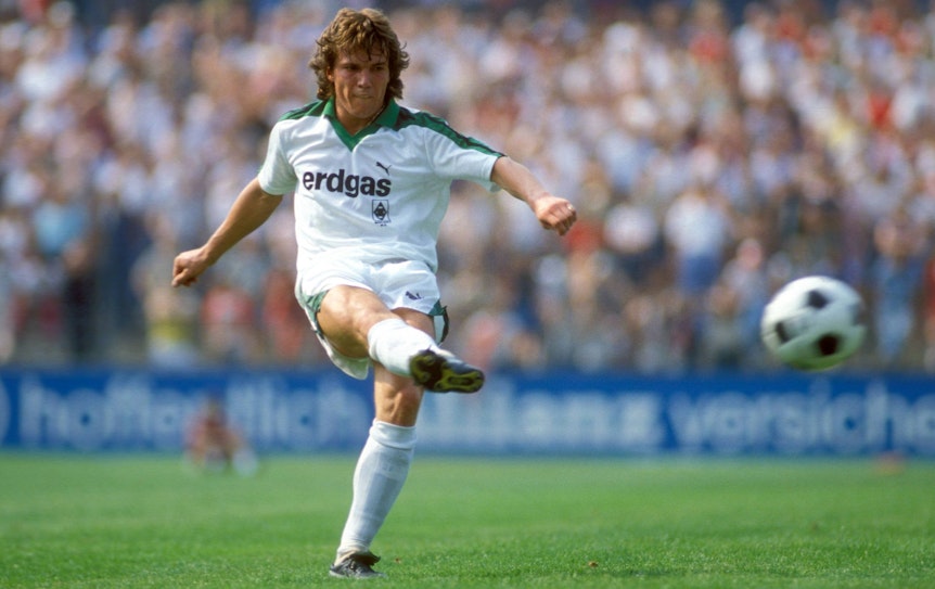 Weltmeister Lothar Matthäus im Trikot von Borussia Mönchengladbach am 20. August 1983 beim Bundesliga-Duell in Offenbach. Matthäus schießt auf das Tor.