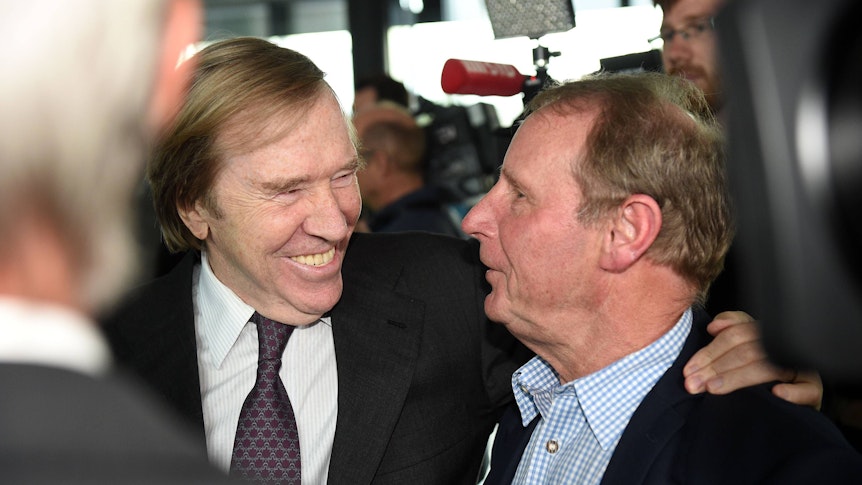 Borussia-Mönchengladbach-Legenden unter sich: Günter Netzer (l.) und Berti Vogts (r.) am 5. September 2019 im Borussia-Park. Netzer umarmt Vogts.