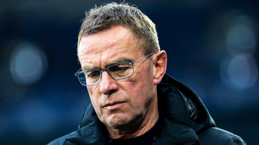 Ralf Rangnick, auf diesem Foto am 16. März 2019 in Gelsenkirchen zu sehen. Rangnick blickt nachdenklich nach unten.