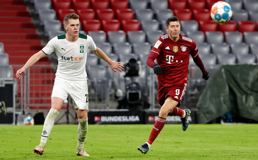 Matthias Ginter, Innenverteidiger von Borussia Mönchengladbach, im Zweikampf mit Bayern-München-Stürmer Robert Lewandowski am 7. Januar 2022 in der Allianz-Arena. Beide Spieler haben den Ball in dieser Szene im Blick.