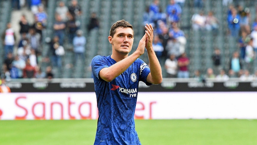 Andreas Christensen steht womöglich vor einem Wechsel zum FC Barcelona. Dieses Foto stammt vom Testspiel Borussia Mönchengladbach gegen FC Chelsea am 3. August 2019 im Borussia-Park. Christensen klatscht in Richtung der Fans.