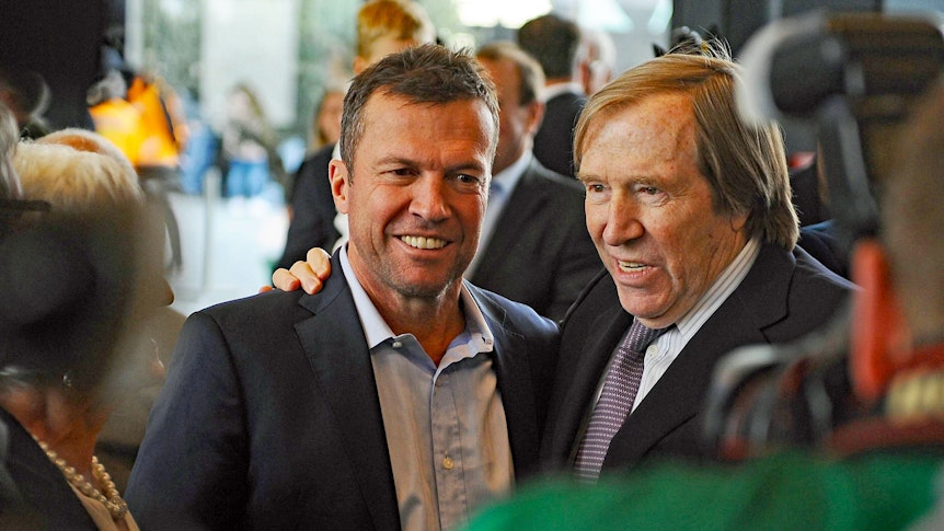Die Ex-Gladbach-Stars Lothar Matthäus (l.) und Günter Netzer (r.) treffen sich am 3. Mai 2019 in Mönchengladbach im Borussia-Park. Beide lächeln in die Kameras der Fotografen.