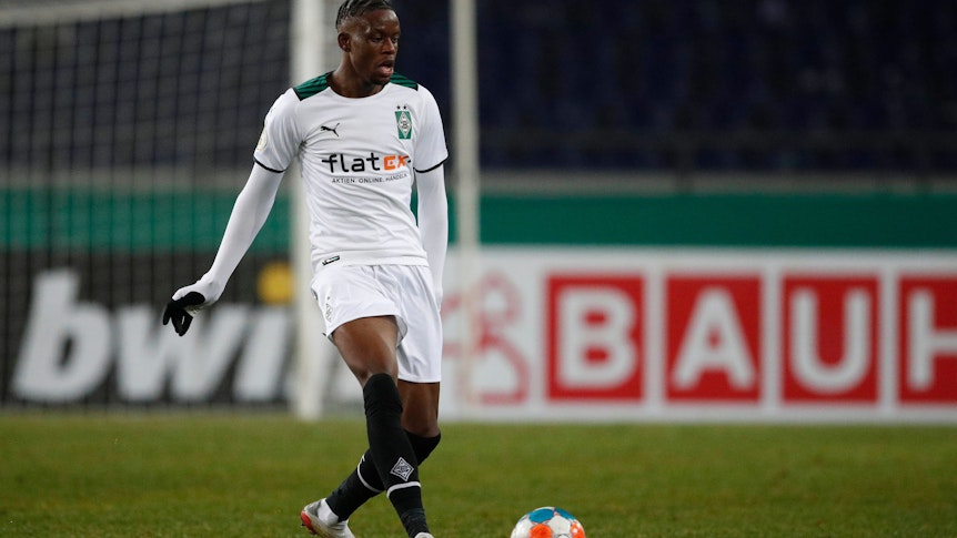 Denis Zakaria, hier beim DFB-Pokal-Spiel bei Hannover 96 am 19. Januar 2022, verlässt Borussia Mönchengladbach und schließt sich Juventus Turin an.