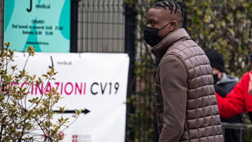 Denis Zakaria von Borussia Mönchengladbach steht unmittelbar vor einem Wechsel zu Juventus Turin. Das Foto zeigt ihn bei seiner Ankunft am Vereinsgeländer der Norditaliener.