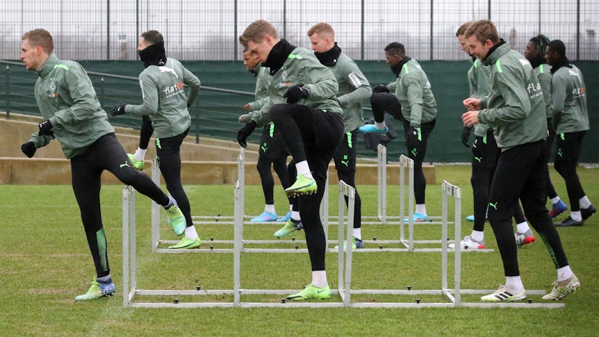 20 Spieler standen Trainer Adi Hütter im ersten Training der neuen Woche am 1. Februar 2022 bei Borussia Mönchengladbach zur Verfügung. Das Foto zeigt sie beim Hürdenlauf.