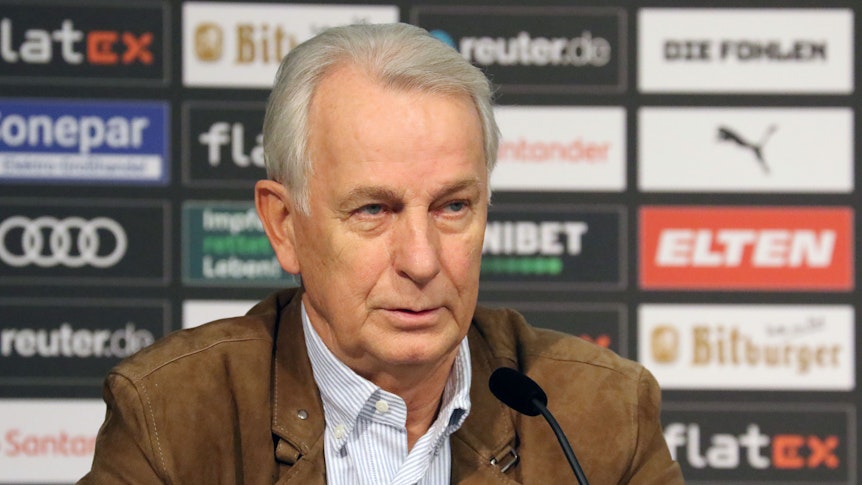 Borussias Vizepräsident Rainer Bonhof spricht am 3. Februar 2022 bei einer Pressekonferenz im Gladbacher Borussia-Park. Bonhof redet ins Mikrofon.
