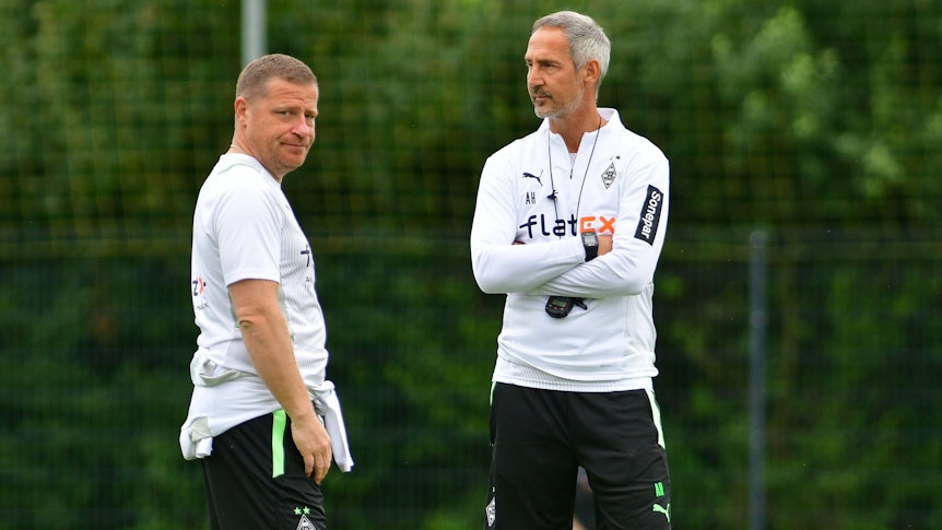 Adi Hütter (r.), Cheftrainer von Borussia Mönchengladbach, steht am 21. Juli 2021 gemeinsam mit dem ehemaligen Sportdirektor Max Eberl (l.) auf dem Trainingsplatz in Harsewinkel. Eberl schaut zum Fotografen herüber.