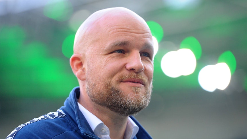 Rouven Schröder ist Sportdirektor beim Fußball-Zweitligisten Schalke 04. Auf diesem Foto ist der 46-Jährige am 21. Oktober 2018 im Gladbacher Borussia-Park zu sehen. Schröder trägt einen Bart.