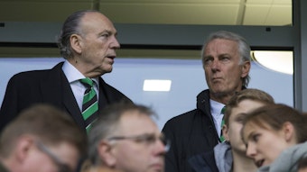 Rolf Königs (l.), Präsident von Fußball-Bundesligist Borussia Mönchengladbach, und Vizepräsident Rainer Bonhof (r.) am 5. März 2016 in Wolfsburg. Beide Präsidiumsmitglieder schauen durch das Stadionrund.