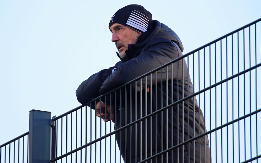 Adi Hütter reiht sich in Gladbach in die Reihe der Cheftrainer ein, die auch mal U23-Spiele der Borussia in der Regionalliga West schauen. Und dafür auch mal auf den Zaun steigen. Auf diesem Foto ist Hütter am 2. Februar 2022 im Borussia-Park zu sehen.