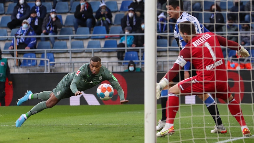 Bielefelds Torwart Stefan Ortega (r) ist ohne Chance gegen den Kopfball von Mönchengladbachs Torschützen Alassane Plea (l), der den Treffer zum 1:1 erzielt.