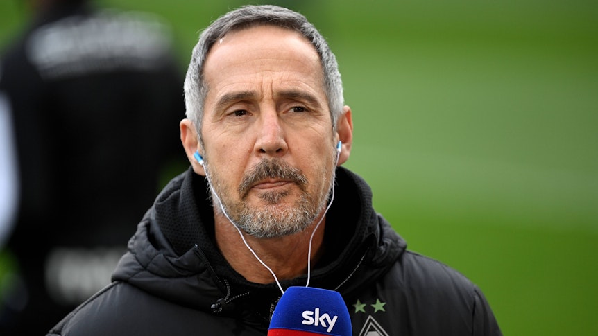 Gladbachs Cheftrainer Adi Hütter gibt am Rande des Bundesligaspiels bei Arminia Bielefeld am 5. Februar 2022 ein Interview. Hütter hat Kopfhörer im Ohr.