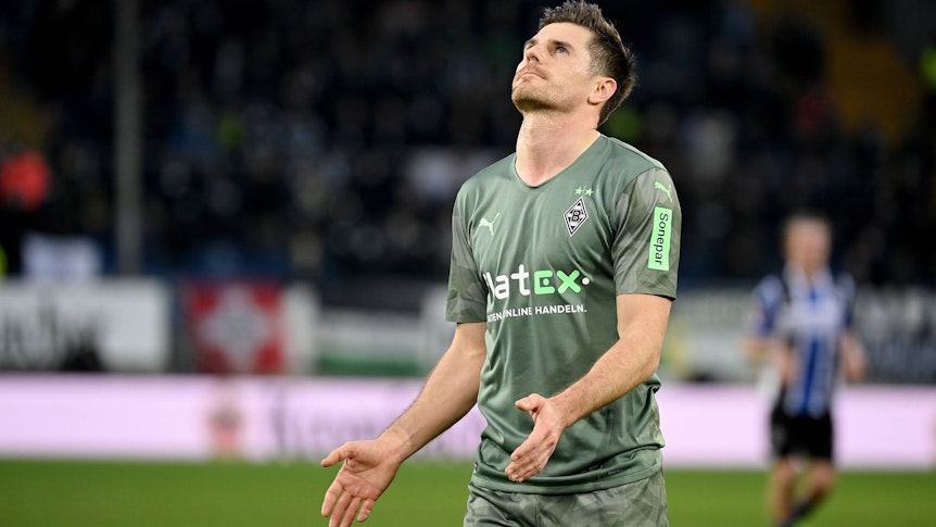 Jonas Hofmann von Borussia Mönchengladbach ärgert sich im Match bei Arminia Bielefeld am Samstag (6. Februar 2022) über die vergebenen Chancen.