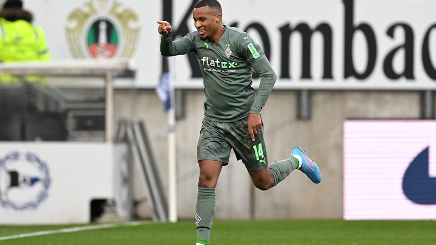 Alassane Plea beim Torjubel: Der Franzose erzielte das 1:1 für Borussia Mönchengladbach in Bielefeld am Samstag (5. Februar 2022).