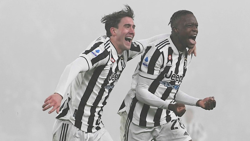 Denis Zakaria (r:), ehemaliger Spieler von Borussia Mönchengladbach, hat sein Debüt für Juventus Turin am Sonntag (6. Februar 2022) gleich mit einem Tor vergoldet. Das Foto zeigt ihn beim Jubel mit Teamkollege Dušan Vlahović (l.) beim Torjubel.