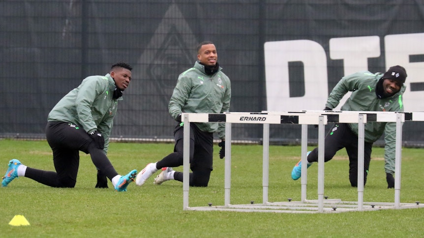 Breel Embolo, Alassane Plea und Marcus Thuram dehnen sich gemeinsam.