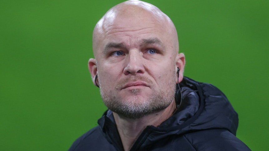 Rouven Schröder am 10. Dezember 2021 nachdenklich schauend am Spielfeldrand vor dem Zweitliga-Spiel zwischen Schalke und Nürnberg.