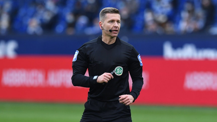 Schiedsrichter Tobias Welz, hier zu sehen am 5. Februar 2022 in Gelsenkirchen, fällt verletzt bei Gladbachs Heimspiel gegen Augsburg (12. Februar) aus.