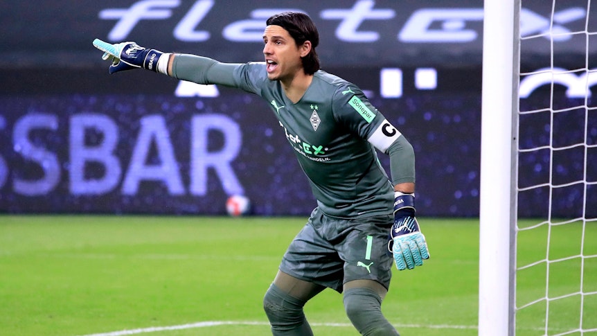 Torhüter Yann Sommer von Fußball-Bundesligist Borussia Mönchengladbach. Auf diesem Foto ist der Schweizer am 22. Januar 2022 im Borussia-Park zu sehen. Sommer zeigt seinen Mitspielern etwas an.