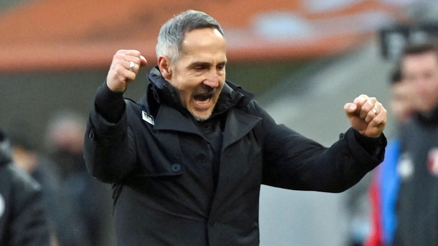 Trainer Adi Hütter bejubelt am 12. Februar 2022 im Borussia-Park den Heimsieg seiner Gladbacher gegen den FC Augsburg.
