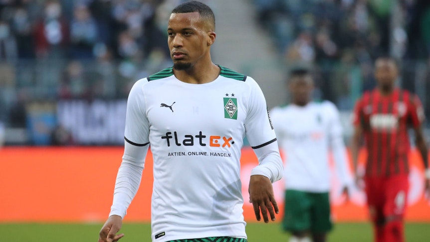 Offensivspieler Alassane Plea von Borussia Mönchengladbach. Auf diesem Bild ist der Franzose am 12. Februar 2022 während des Bundesliga-Spiels gegen den FC Augsburg im Borussia Park zu sehen. Plea schaut zur Seite.