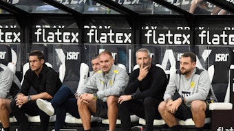 Das ehemalige Gladbach-Trainer-Trio auf der BVB-Bank im Borussia-Park: Alexander Zickler, Marco Rose und Rene Maric (v.l.n.r.), hier zu sehen am 25. September 2021.