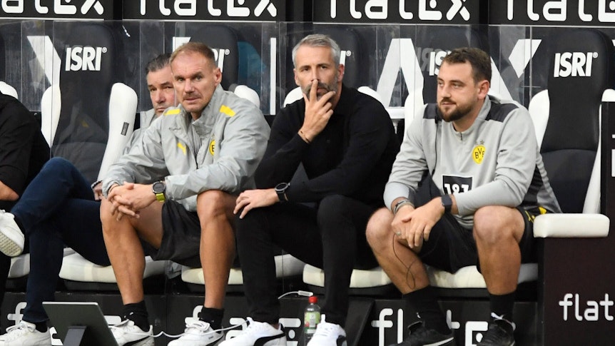Das ehemalige Gladbach-Trainer-Trio auf der BVB-Bank im Borussia-Park: Alexander Zickler, Marco Rose und Rene Maric (v.l.n.r.), hier zu sehen am 25. September 2021.