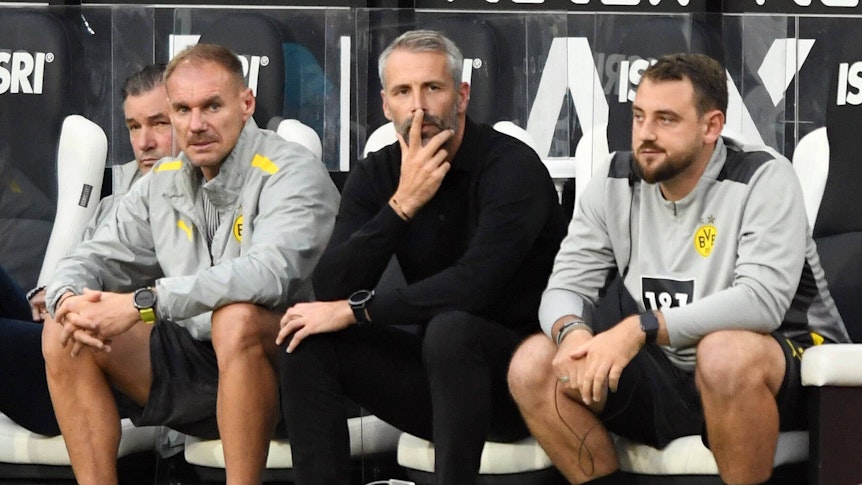 Sitzen seit dieser Saison bei Borussia Dortmund auf der Bank: Gladbachs ehemaliger Cheftrainer Marco Rose (Mitte) und seine Assistenten Alexander Zickler (l.) sowie Rene Maric (r.). Diese Aufnahme aus dem Borussia-Park stammt vom 25. September 2021. Die Dortmunder Trainer schauen unzufrieden auf das Spielgeschehen.