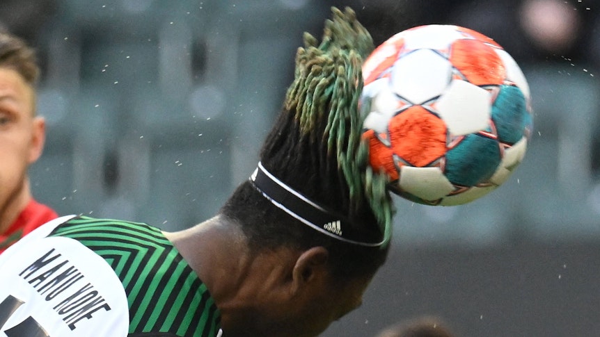 Manu Koné, Mittelfeldspieler von Borussia Mönchengladbach, trifft in dieser Szene am 12. Februar 2022 zum 1:0 im Borussia-Park gegen den FC Augsburg. Am Ende siegen die Fohlen mit 3:2. Koné berührt mit dem Oberkopf und seinen Dreadlocks den Ball.