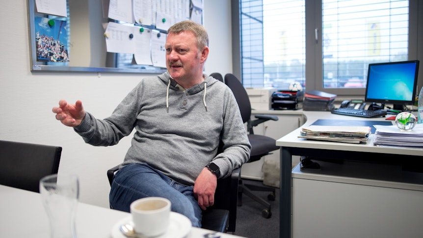 Roland Virkus gestikuliert am 27. April 2016 in seinem Büro im Borussia-Park.