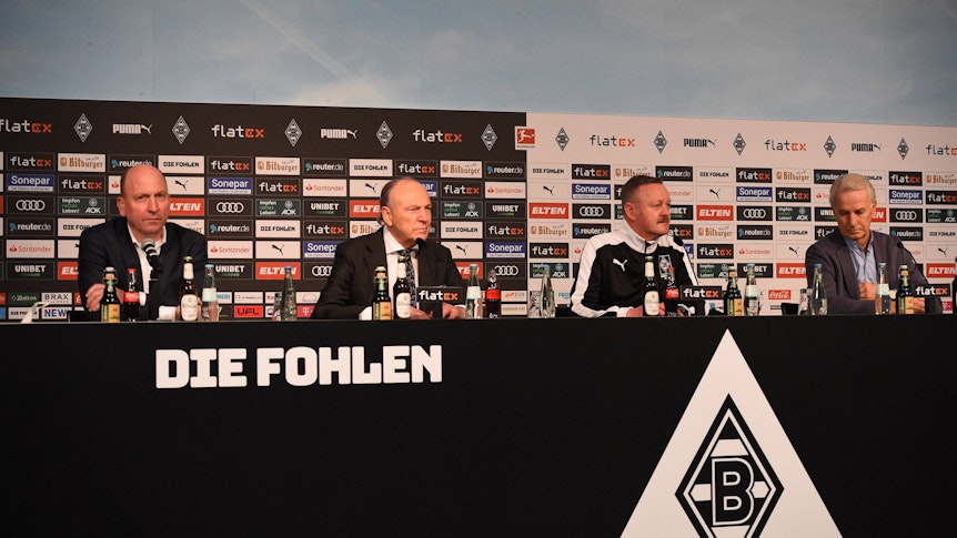 xnjx, 15.02.2022 Moenchengladbach 1. Fussball-Bundesliga Borussia Moenchengladbach Vorstellung des neuen Sportdirektors Roland Virus v. li. Stephan Schippers Geschaeftsfuehrer Gladbach, Rolf Koenigs Praesident Gladbach, Roland Virkus, der neue Gladbacher Sportdirektor, Rainer Bonhof Vize-Praesident