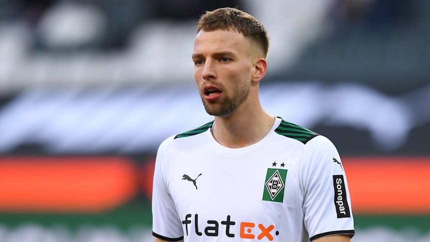 Marvin Friedrich, Verteidiger von Borussia Mönchengladbach. Hier ist der 26-Jährige am 12. Februar 2022 im Borussia-Park während des Bundesliga-Spiels gegen den FC Augsburg zu sehen. Friedrich schaut nach vorne.